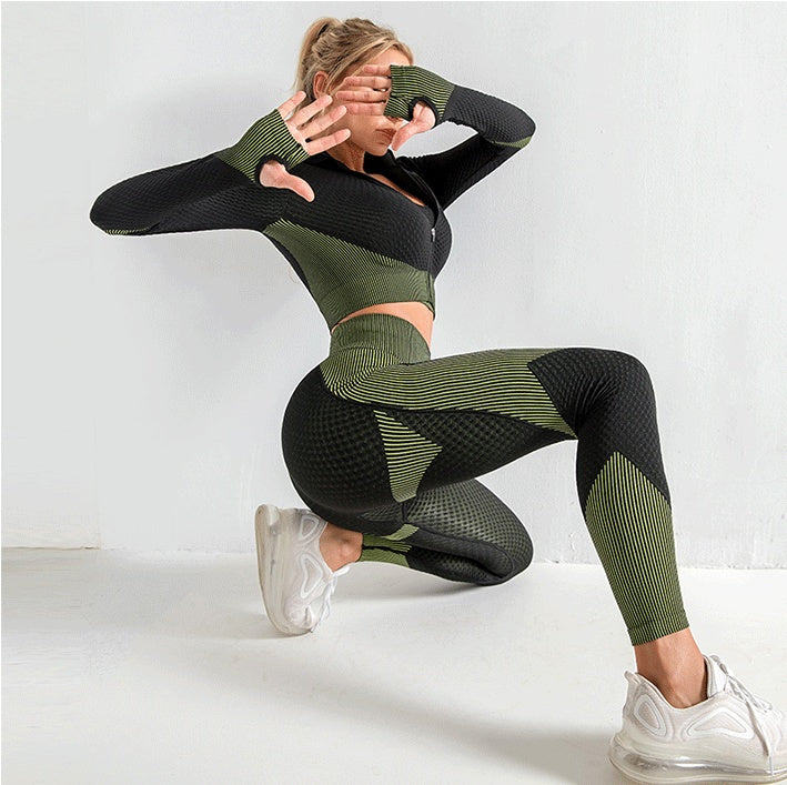 Seamless women’s yoga set with sports bra and high-waist leggings. Perfect for yoga, gym, running, and fitness training.